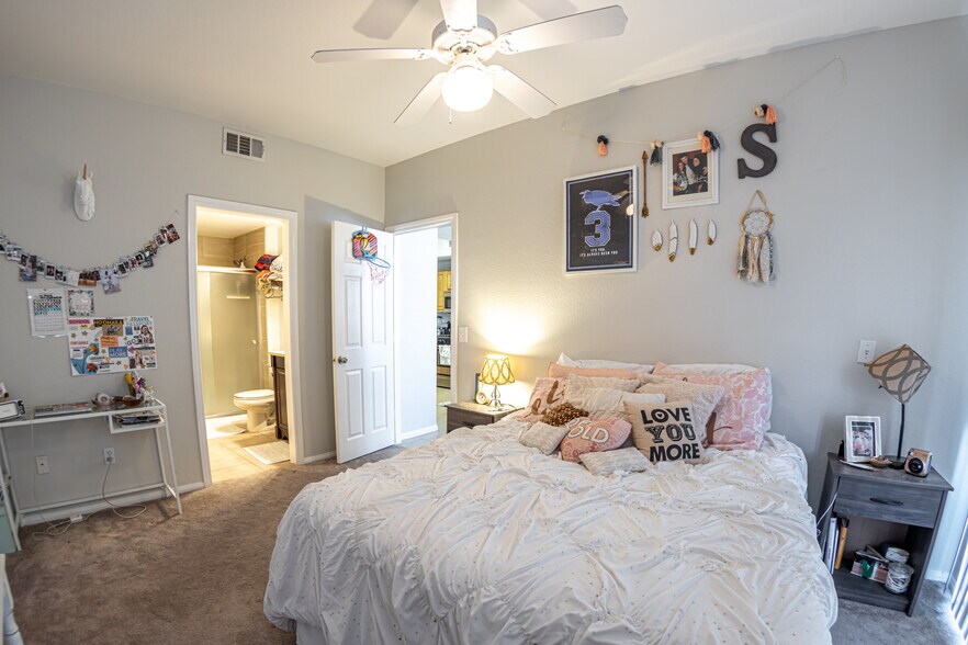 Building Photo - 5855 Valley Dr