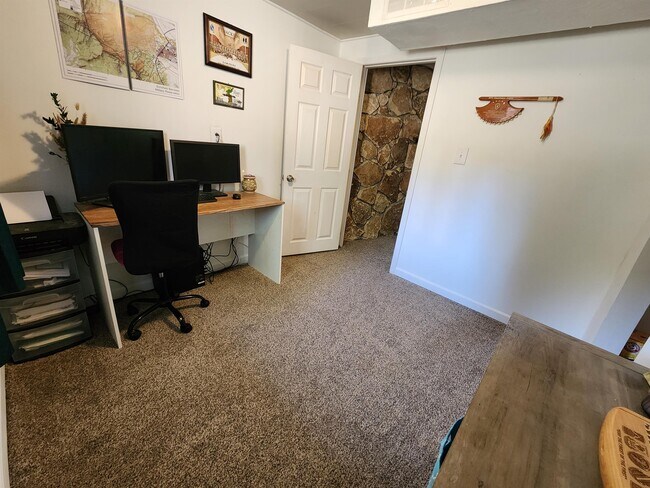 Building Photo - 605 Raemar Dr