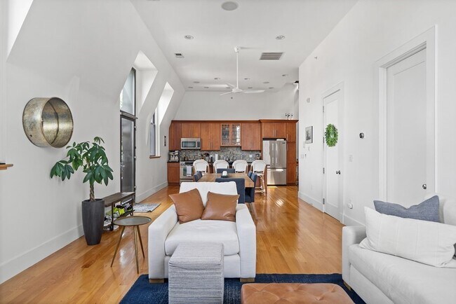 Building Photo - 517 E 6th St