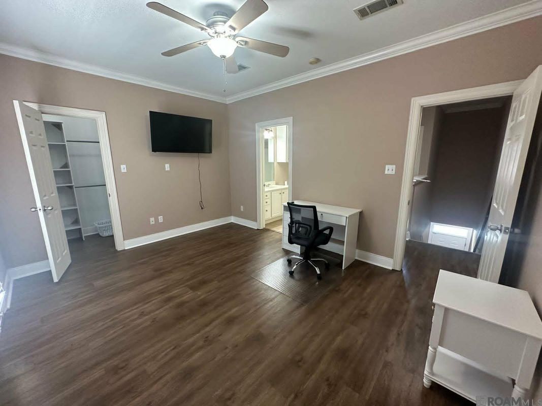 Building Photo - 10600 Lakes Blvd