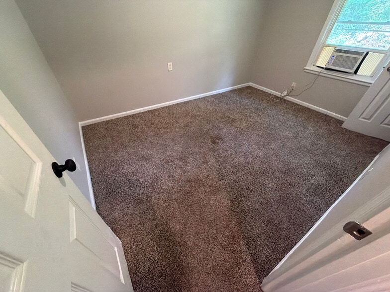 Building Photo - Room in Apartment on Overland Heights