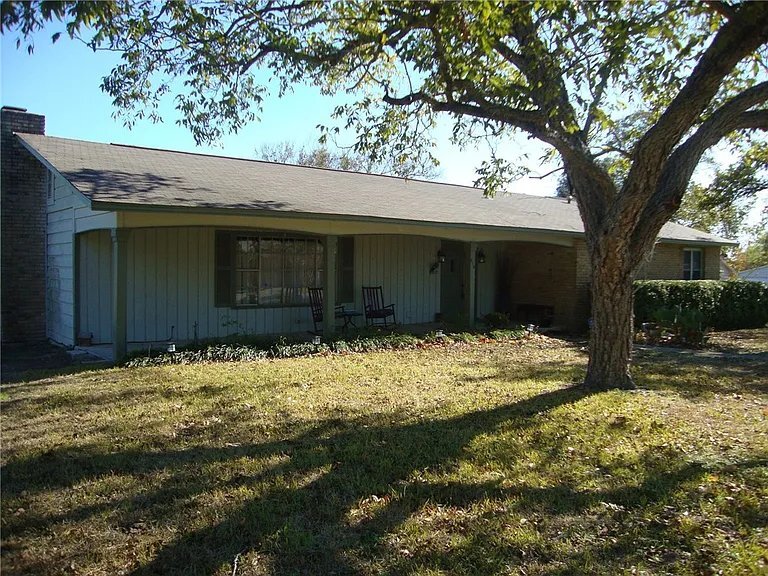 Building Photo - 614 S Groos St