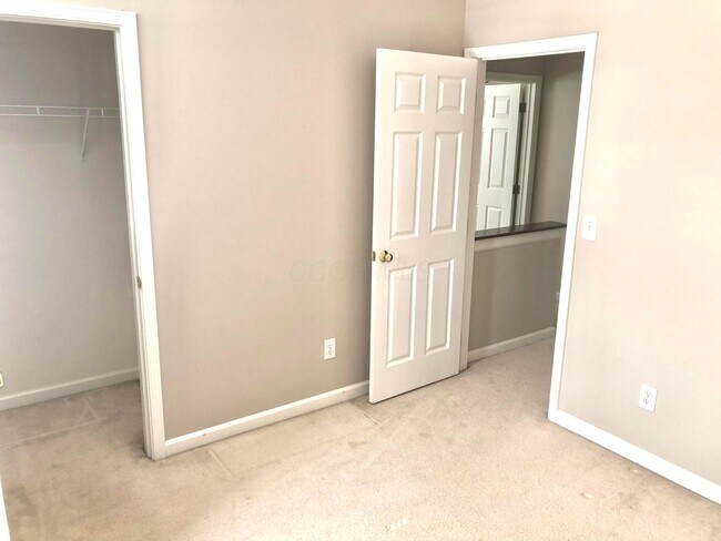 Building Photo - 2916 Abbey Knoll Dr