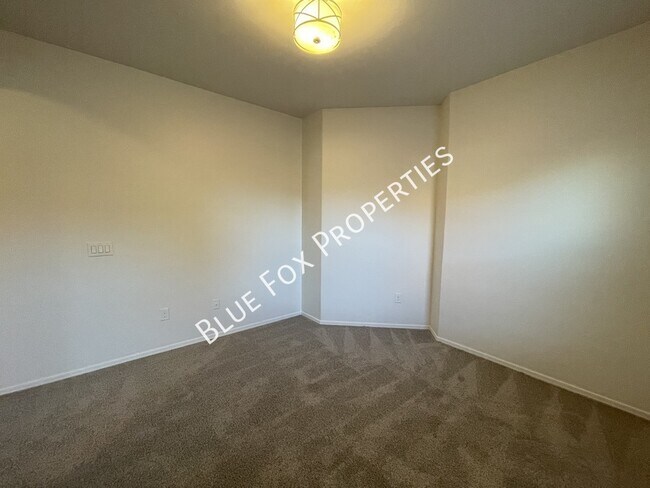 Building Photo - 8721 N Black Pine Dr