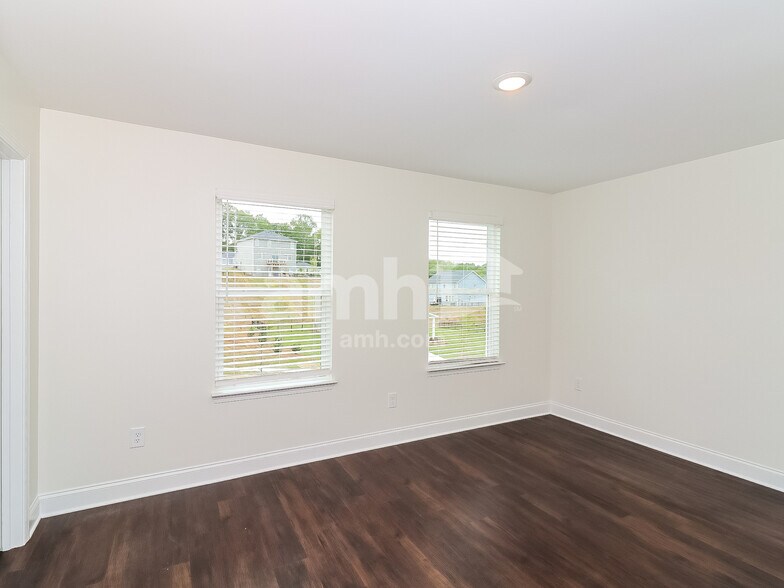 Building Photo - 4040 Chivalry Dr
