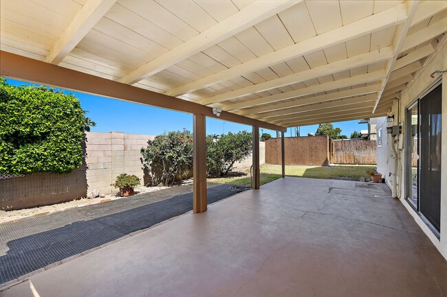 Building Photo - Spacious Home on Corner Lot!