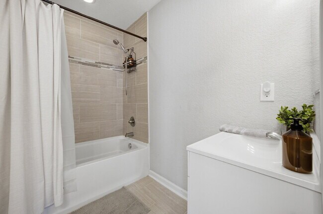 Building Photo - The Norfolk Nomad Spacious 4BR Near Downtown, ODU