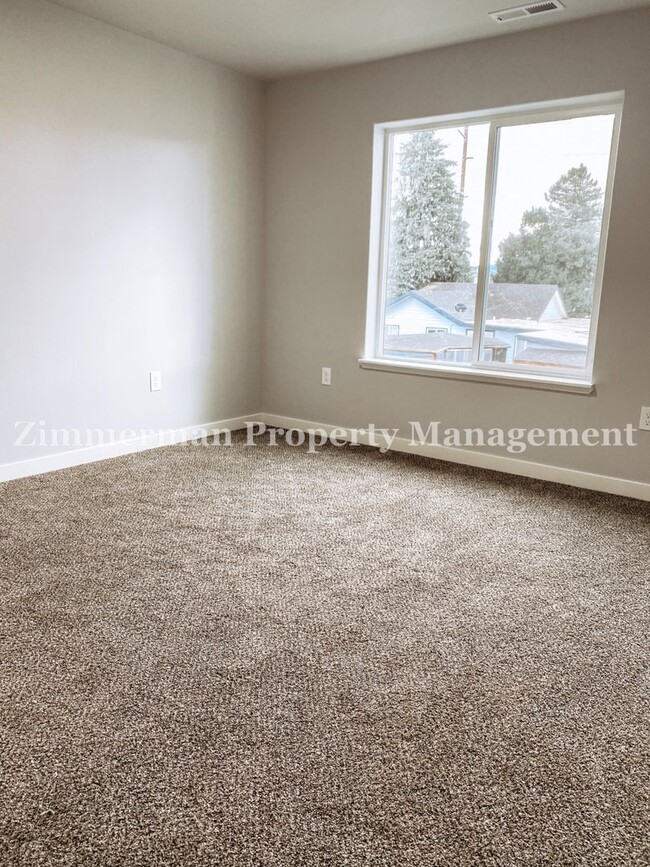 Building Photo - 3 Bedroom 2.5 Bathroom Townhome!