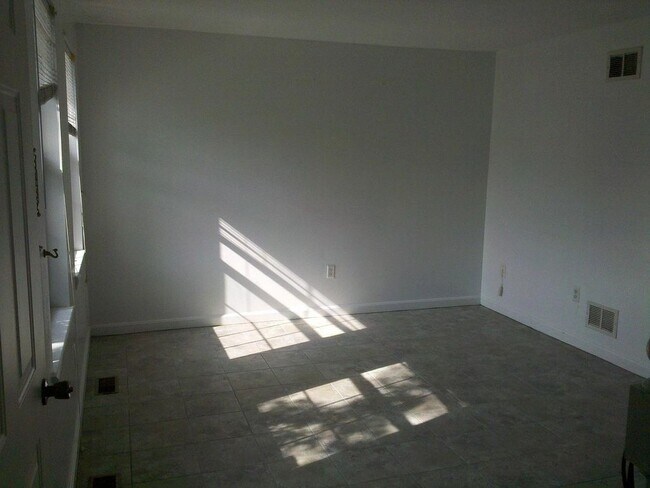 Living - 1847 Middlesex St