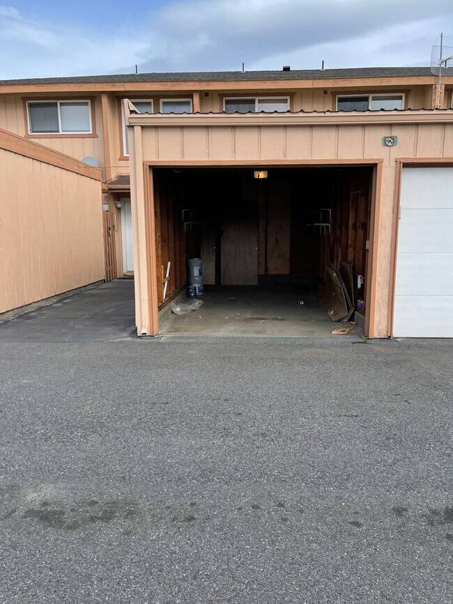 Building Photo - Charming 2-Bed, 1-Bath Condo for Lease at Ivy Club – Low Maintenance Living