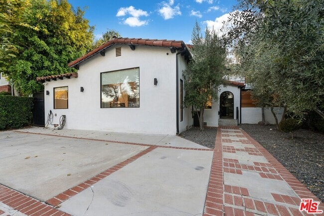 Building Photo - 201 S Bedford Dr