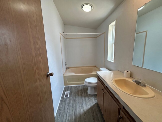 Building Photo - 3 Bedroom 2 Bath Trailer for Rent