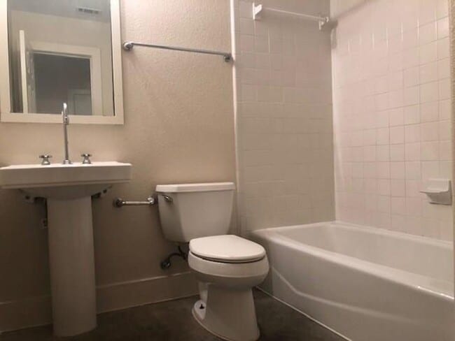 Building Photo - 3 X 2 Townhome Near UT Avail August 2025!