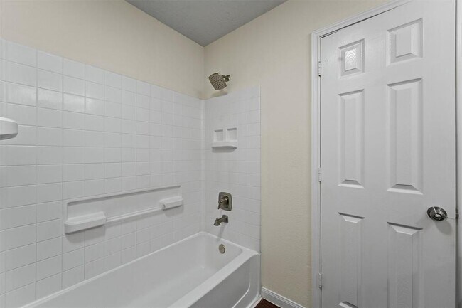 Building Photo - 2611 Verano Dr