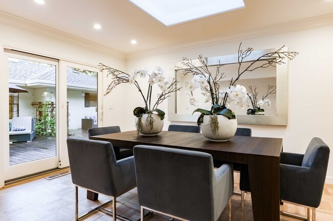 Building Photo - Luxurious Home in Atherton: Over an Acre o...