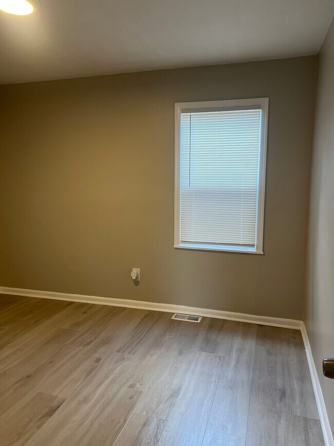 Building Photo - A beautiful newly renovated 3 Bed, 1 full ...