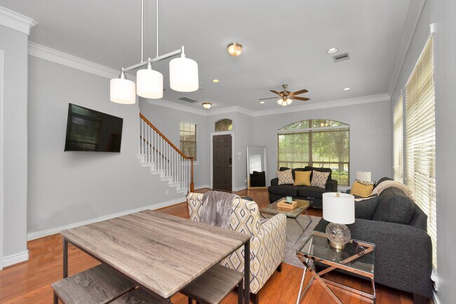 Building Photo - 9038 Lakes Dr