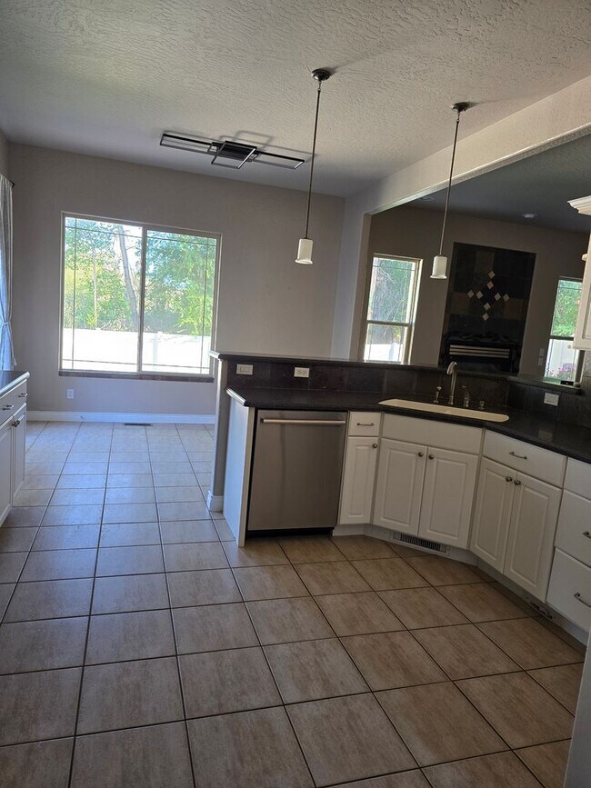 Building Photo - Beautiful 3-Bedroom Home with Scenic Views in the Redlands