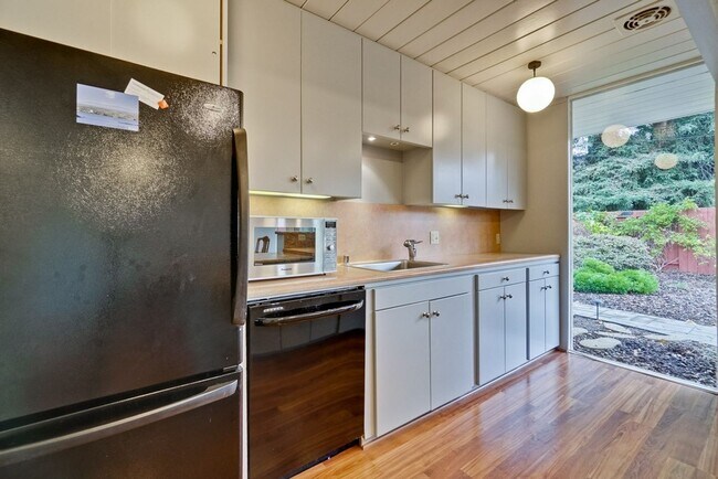Building Photo - Updated 4 bed 2 bath Atrium Eichler in Pal...