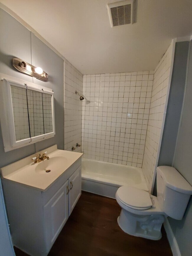 Building Photo - Beautiful & Quaint 2 Bedroom Single Family Home in Tampa! AVAILABLE FOR IMMEDIATE MOVE IN!!