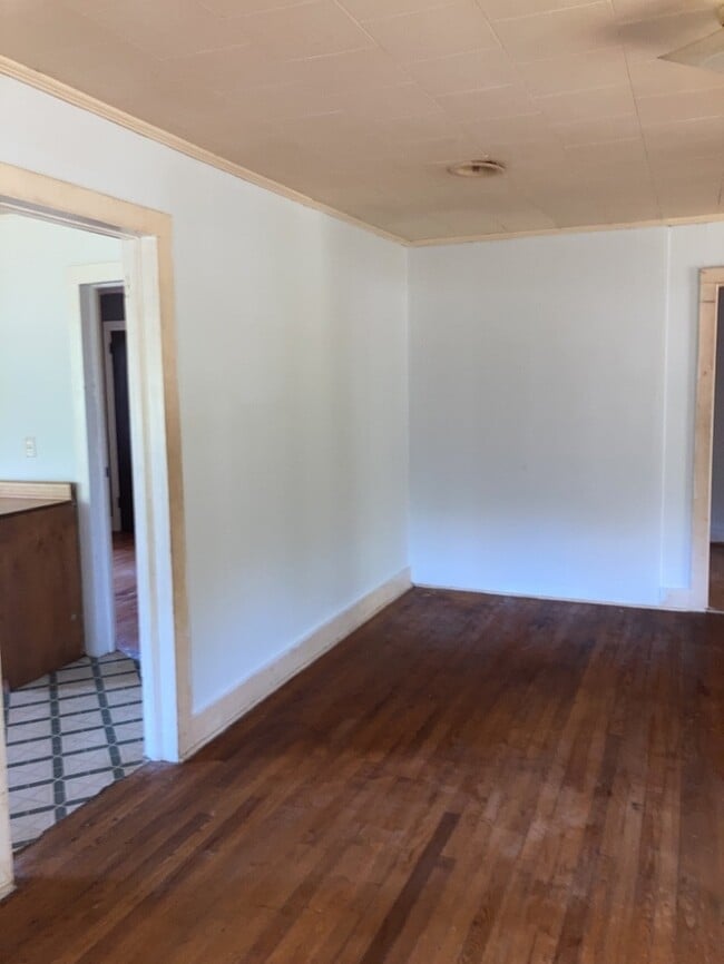 Building Photo - 2 Bedroom 1 Bathroom