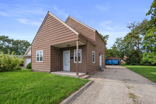 Primary Photo - 17 W 30th Pl