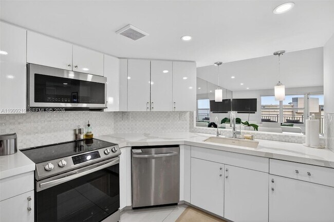 Building Photo - 3000 E Sunrise Blvd