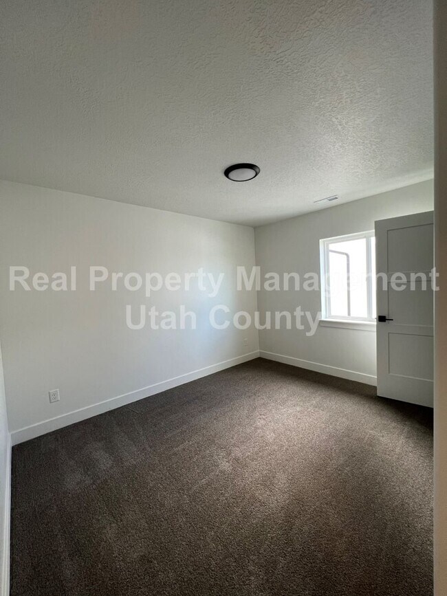 Building Photo - Big Townhome in American Fork