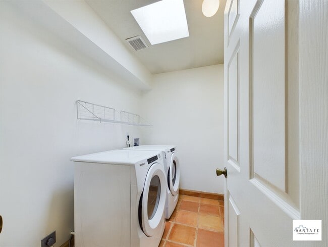 Building Photo - Single Level, single family home Available Now!