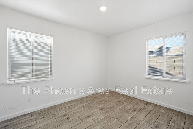 Building Photo - 2245 E Flower St