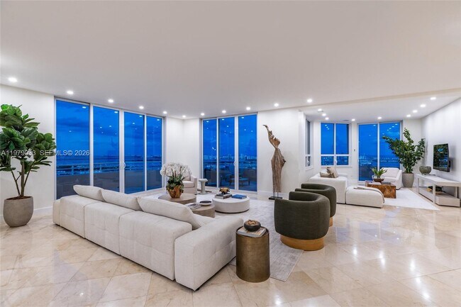 Building Photo - 808 Brickell Key Dr