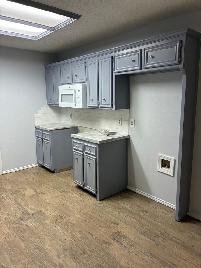 Building Photo - 4 Bedroom House with New Flooring