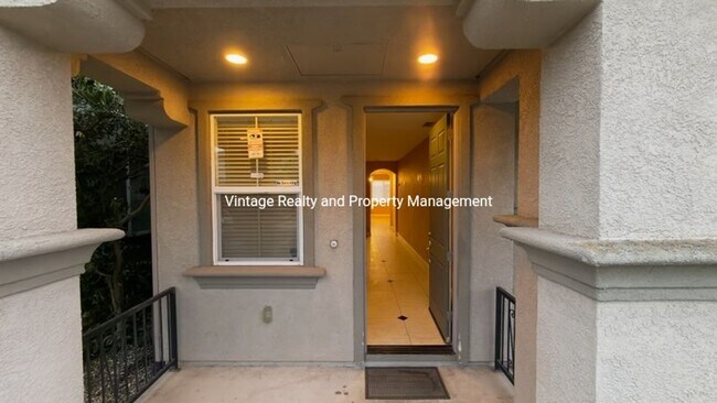 Building Photo - 244 Lazy Ridge Ave