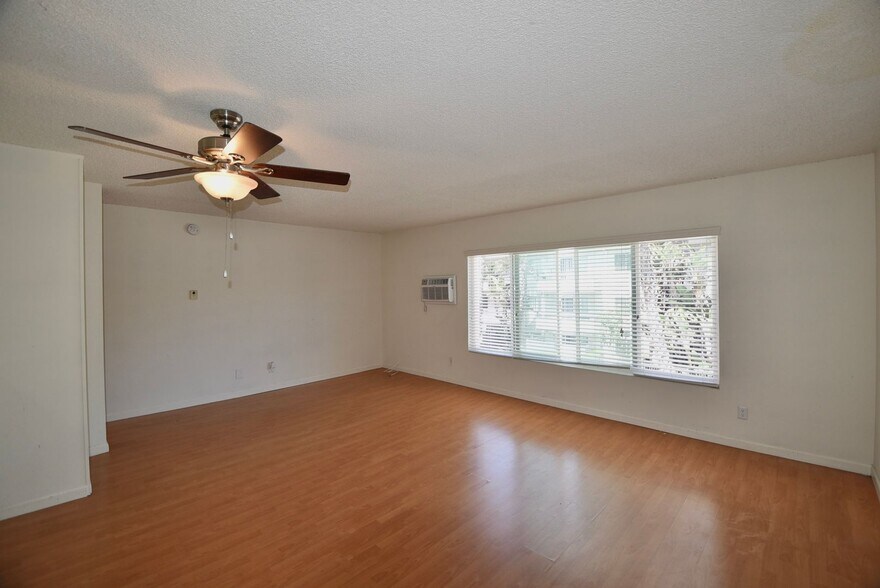 Building Photo - 4414 Woodman Ave