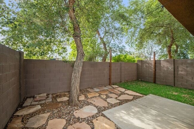 Building Photo - Charming 3-bed, 2-bath townhome in gated community!