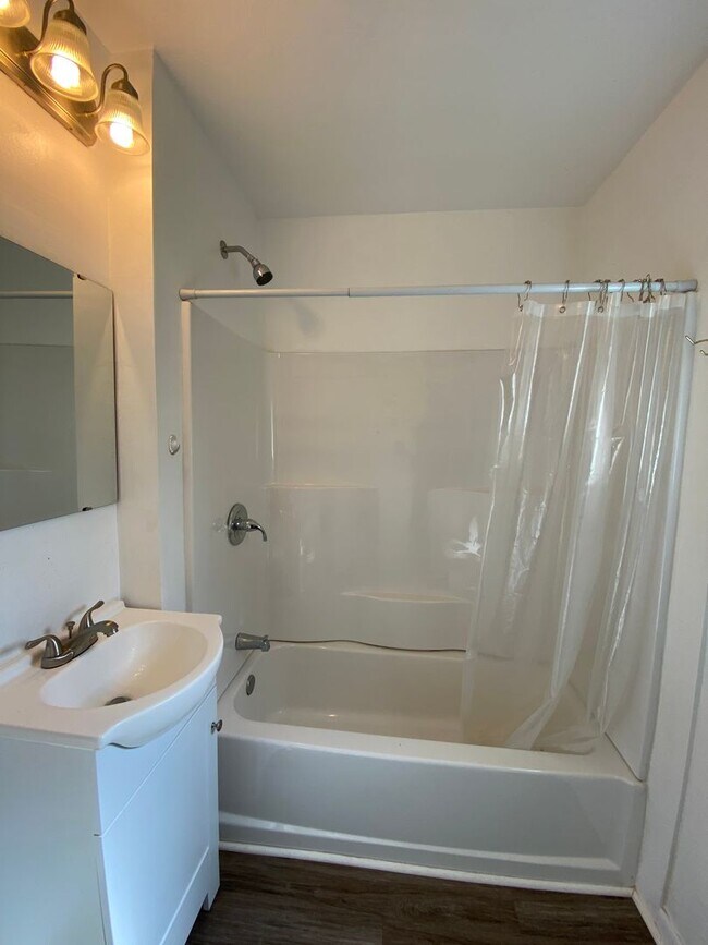 Building Photo - AVAILABLE AUGUST 2026 - 1 Bedroom Home w/ Spacious Living!