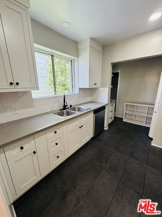 Building Photo - 9066 Shoreham Dr