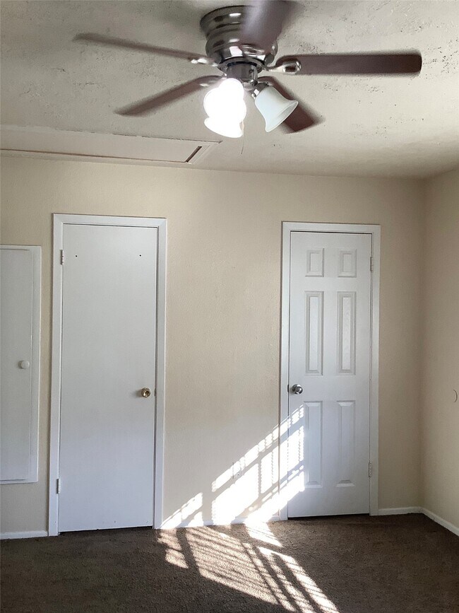 Building Photo - 6310 S Briar Bayou Dr