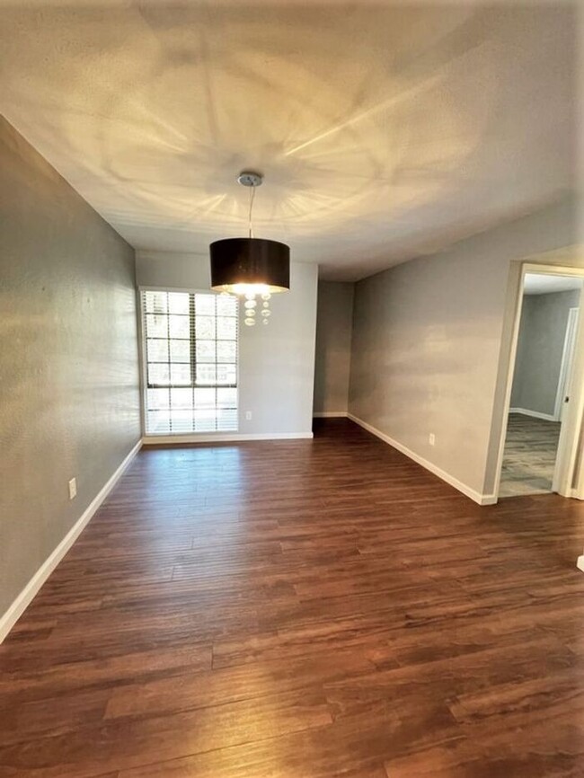 Building Photo - 2 Bedroom / 2 Bath Condo in a guard gated ...