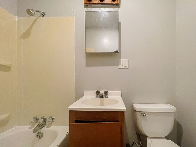 Building Photo - 4 Bed 2 Bath