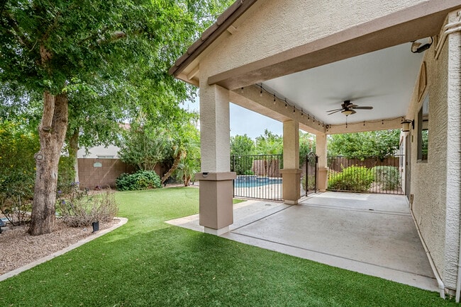 Building Photo - 2744 E Donato Dr