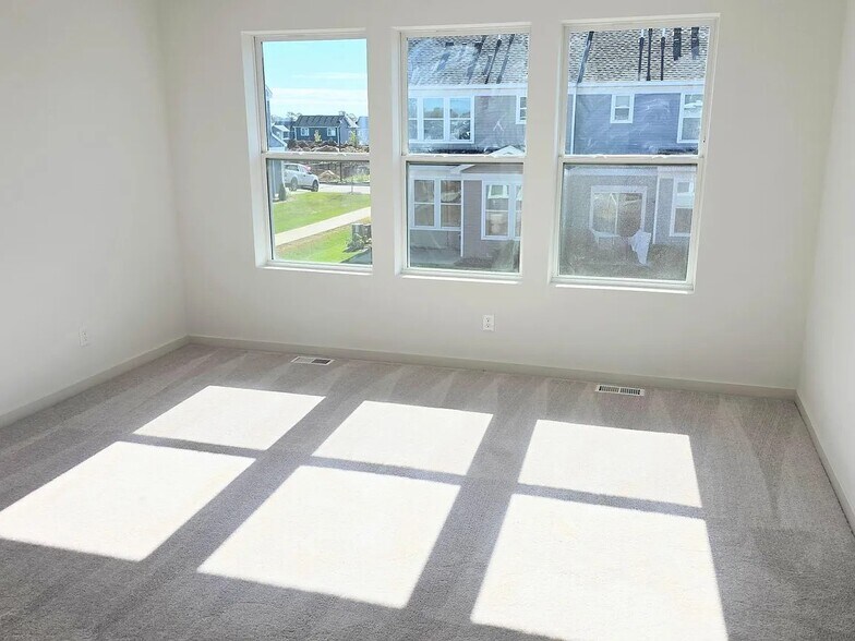 Building Photo - 4748 Airlake Curv