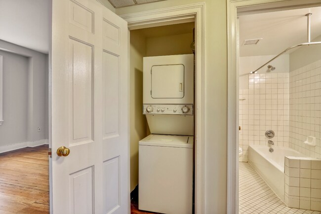 Building Photo - Junior League - 3039 M