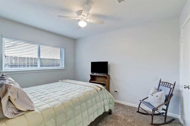 Building Photo - 9738 Derrik Dr