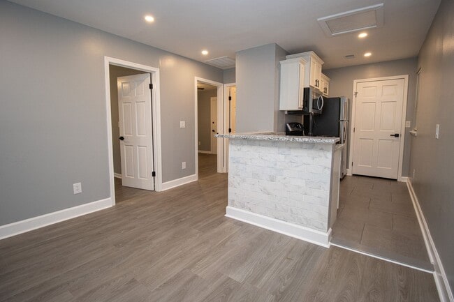 Building Photo - Downtown Columbia Renovated 2BR/1BA | Modern Finishes, Prime Location Near Five Points
