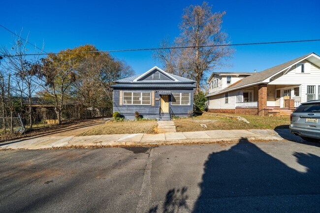 Building Photo - 611 Bell St