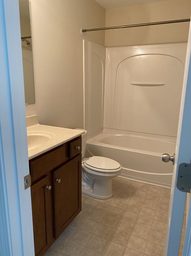 Building Photo - Robyns Glen townhome