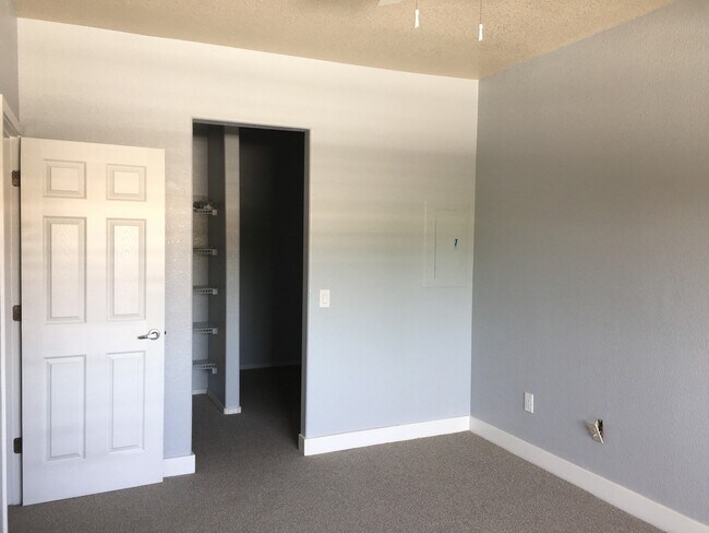 Building Photo - GREAT CONDO NEAR FREEWAY ACCESS!