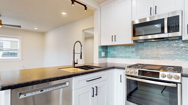 Building Photo - Beautiful 2 Bedroom 1.5 Bathroom Home! Sho...