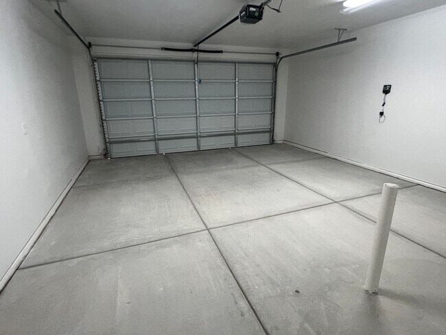 Building Photo - 3 Bedroom Home Located in El Camino Village PETS OK